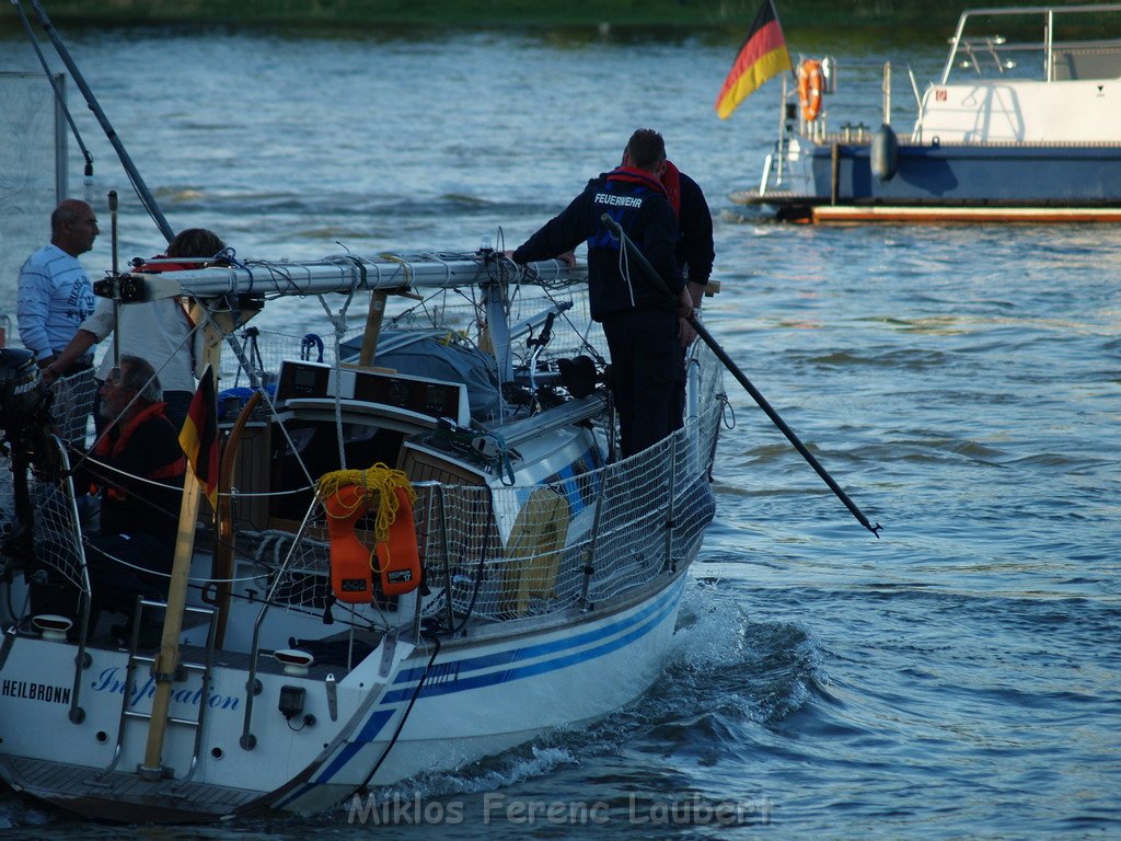Motor Segelboot mit Motorschaden trieb gegen Alte Liebe bei Koeln Rodenkirchen P137.JPG